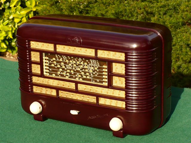 Brown Bakelite Radio by rollerboy76