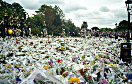 By Maxwell Hamilton from Greater London, England United Kingdom (Flowers for Princess Diana's Funeral) [CC-BY-2.0 (http://creativecommons.org/licenses/by/2.0)], via Wikimedia Commons