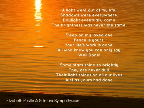 Su Luz Brilla, Un Poema sobre la Pérdida de Su esposo de Elizabeth Postle. Fondo Sol anaranjado sobre el mar