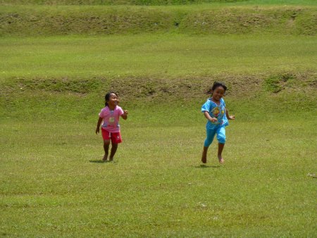 children running in Bali